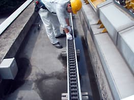 給電ケーブルガイドの損傷点検